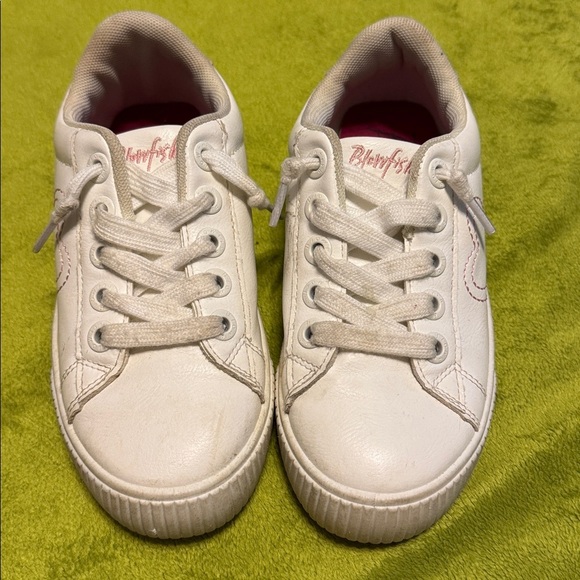 BLOWFISH Malibu- Size 1 Classic White Kids Sneakers with Pink Heart - Picture 2 of 6
